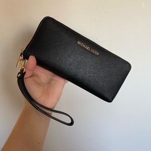 Black micheal kors wallet